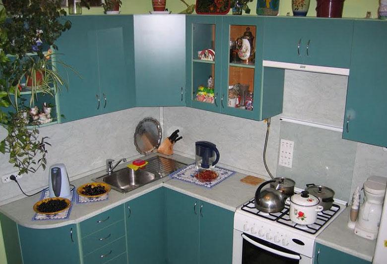 Дизайн угловой белой кухни 5,7 кв.м (12 фото)