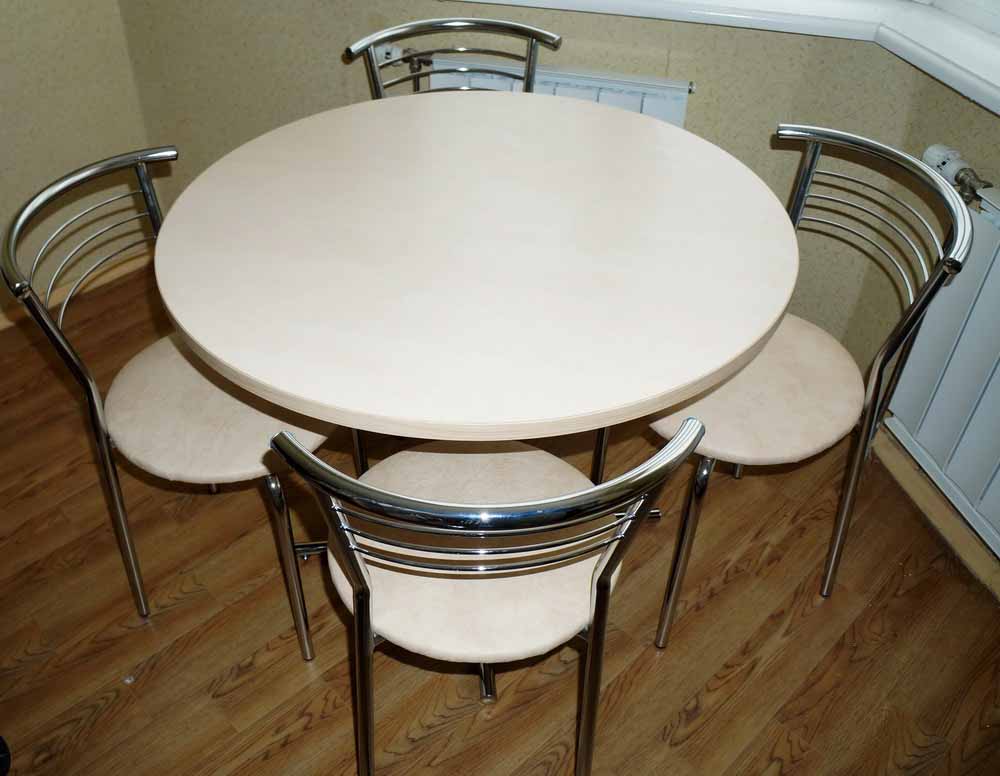 Стол для кухни б у. Круглый стол на кухню. Стол кухонный круглый. Стол кухонный круглый небольшой. Круглый стол на маленькой кухне.
